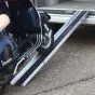 Extra ľahká prekladacia rampa Mod. 50 - Design: TELESKOPICKÁ-PREKlAD. RAMPA, Nosnosť pár/kg koncentr. záťaž: 300, max./min. Dĺžka in mm: 1800/1000
