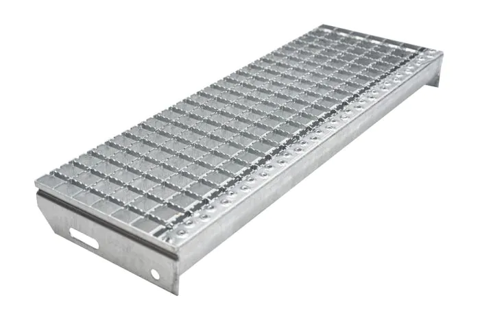 Schody z mriežkového roštu protišmykové, 30x30 mm - Dĺžka mm: 700, Šírka mm: 240, Odstup dier mm: 120, Hmotnosť kg/ks: 4,5