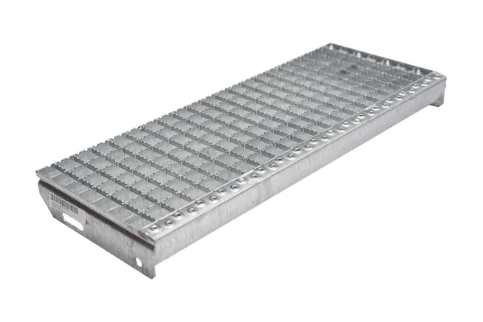 Schody z mriežkového roštu protišmykové, 30x30 mm - Dĺžka mm: 700, Šírka mm: 270, Odstup dier mm: 150, Hmotnosť kg/ks: 5,1