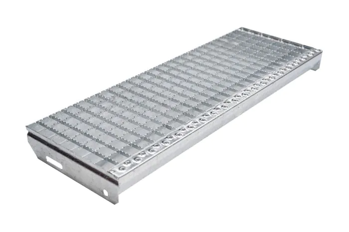 Schody z mriežkového roštu protišmykové, 30x30 mm - Dĺžka mm: 800, Šírka mm: 270, Odstup dier mm: 150, Hmotnosť kg/ks: 5,7